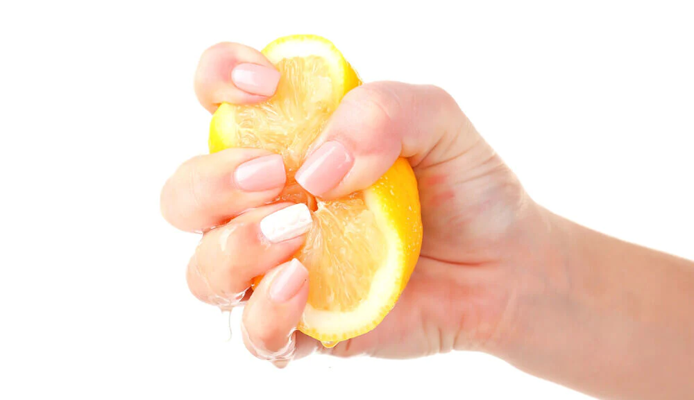 اسید سیتریک به طور طبیعی در انواع میوه ها و سبزیجات، به ویژه لیمو و لیمو ترش وجود دارد